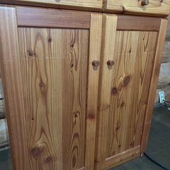 木製食器棚の画像