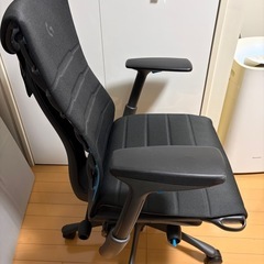 ハーマンミラー X ロジクールG エンボディゲーミングチェアの画像