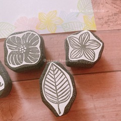 ハンドメイド　【1点限り】消しゴムはんこ　お正月　年賀状　ボタニカル　カリグラフィー　お花の画像