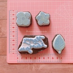 ハンドメイド　【1点限り】消しゴムはんこ　お正月　年賀状　ボタニカル　カリグラフィー　お花の画像