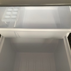 AQUA 【右開き】135L 2ドア冷蔵庫 シルバーの画像