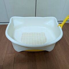 ネコ用トイレと自動給水機の画像