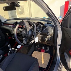 この新車は内装も外装も美しいので、ぜひご来店いただき、点検していただけます。目立った傷はありません。の画像