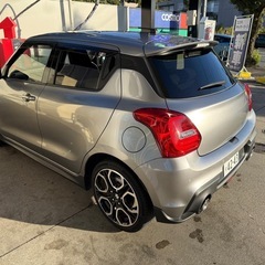 この新車は内装も外装も美しいので、ぜひご来店いただき、点検していただけます。目立った傷はありません。の画像