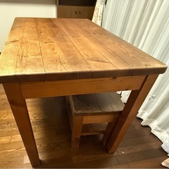 テーブルとベンチのセットの画像