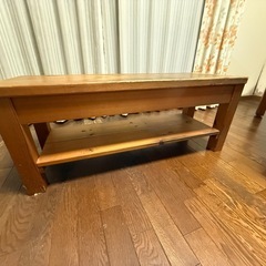 テーブルとベンチのセットの画像