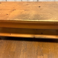 テーブルとベンチのセットの画像