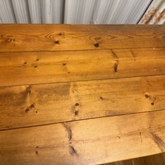 テーブルとベンチのセットの画像