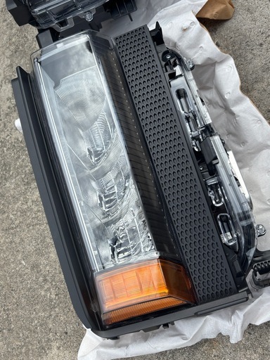 ほぼ新車外し ランクル 250 純正ヘッドライト 左右 角目