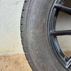 ホイール付きスタッドレスタイヤの画像