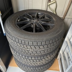 ホイール付きスタッドレスタイヤの画像