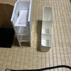 本立て、小物入れ、充電ケーブル等の画像