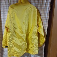 黄色の防寒ジャンバーの画像