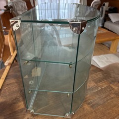 お取り引き予定者が決まりました　
ガラスのショーケースの画像
