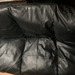 黒い2人掛けのソファーの画像