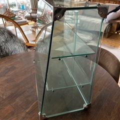 お取り引き予定者が決まりました　ガラスのショーケースの画像