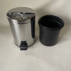 足踏み ペダル式 ダストボックス ゴミ箱 ごみ箱 蓋付き クロームカラー 中古品  の画像