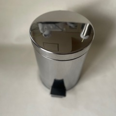 足踏み ペダル式 ダストボックス ゴミ箱 ごみ箱 蓋付き クロームカラー 中古品  の画像
