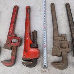 🍓 使い込まれた風合いのパイプレンチ７個 ／石頭ハンマー１個／水道工事／配管作業／1個あたり550円😄                    の画像
