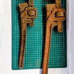 🍓 使い込まれた風合いのパイプレンチ７個 ／石頭ハンマー１個／水道工事／配管作業／1個あたり550円😄                    の画像