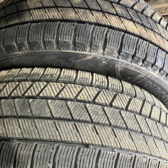 中古スタッドレス、215/60R16 ブリザックVRX3、7.分ぐらいあり、2023年製、真ん中溝有り、ブリヂストン、 中古タイヤ、4本セットです。 の画像