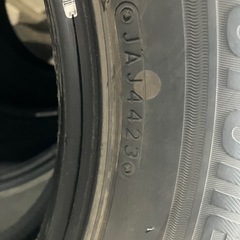 中古スタッドレス、215/60R16 ブリザックVRX3、7.分ぐらいあり、2023年製、真ん中溝有り、ブリヂストン、 中古タイヤ、4本セットです。 の画像