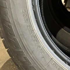 中古スタッドレス、215/60R16 ブリザックVRX3、7.分ぐらいあり、2023年製、真ん中溝有り、ブリヂストン、 中古タイヤ、4本セットです。 の画像