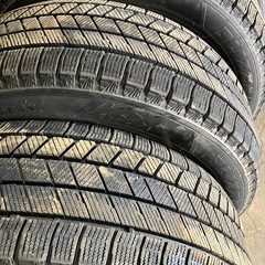 中古スタッドレス、215/60R16 ブリザックVRX3、7.分ぐらいあり、2023年製、真ん中溝有り、ブリヂストン、 中古タイヤ、4本セットです。 の画像