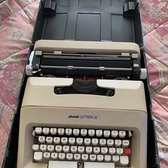 オリベッティ　タイプライターの画像