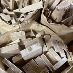 薪　キャンプ・ストーブなどに　木工屋から出る薪　カット加工済み　引き取りのみ　シーズン到来バーベキューのお供に7.11.1の画像