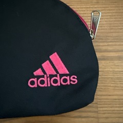 新品✨adidasポーチの画像