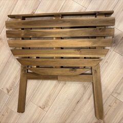 木製テーブルの画像