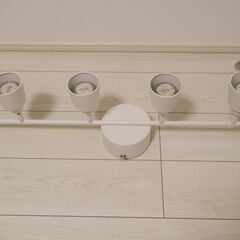 IKEAシーリングスポットライト（電球４つ付き）の画像
