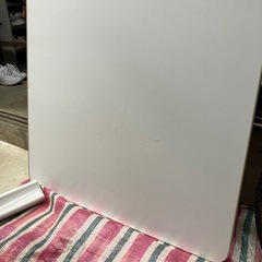 テーブルと電気アンカーの画像