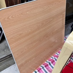 テーブルと電気アンカーの画像