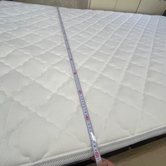 ダブルベッドとマットレスセットの画像