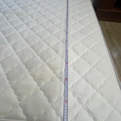 ダブルベッドとマットレスセットの画像