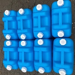 ポリタンク8個の画像