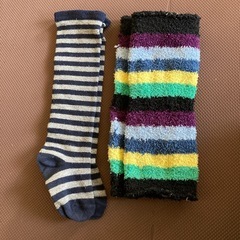 ネイビーとグレーのストライプのロングソックスと多色のストライプのベビーレッグウォーマーセット。の画像