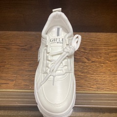 新品未使用 スニーカー 白 23.5の画像