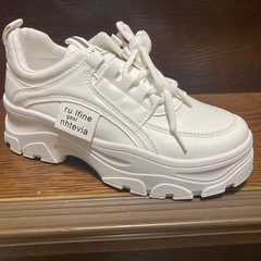 新品未使用 スニーカー 白 23.5の画像