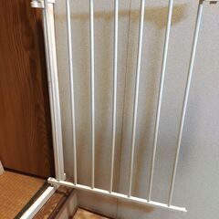 ベビーゲート幅67.8cm又は追加フレームで77.8cmの画像
