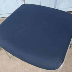 会議用チェア　破れ・ほつれあり　イトーキ製エレックチェア　ネイビーの画像