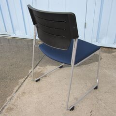 会議用チェア　ネイビー　イトーキ製エレックチェア　スタッキングチェアの画像