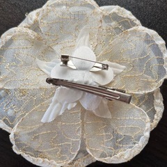 【美品】コサージュ 七五三　ブローチ ホワイト 花 ベージュ ゴールド パール　の画像