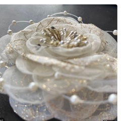 【美品】コサージュ 七五三　ブローチ ホワイト 花 ベージュ ゴールド パール　の画像