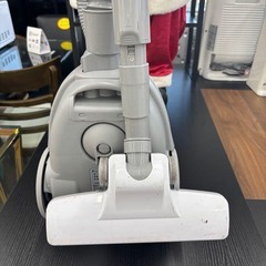 YAMADA ヤマダ 紙パック式クリーナー YVC10CK 2022年製の画像