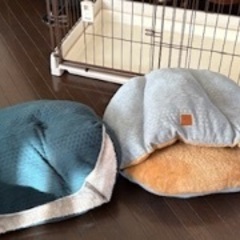 ペットサークルとペット冬用ベッドの画像