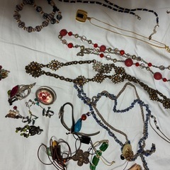 アクセサリー　ネックレス　ブレスレット　イヤリング　ヘアバンド　ブローチの画像