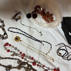 アクセサリー　ネックレス　ブレスレット　イヤリング　ヘアバンド　ブローチの画像